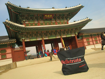 photo of Belletrista bag at the Gyeongbokgung Palace in
					Seoul, Korea.